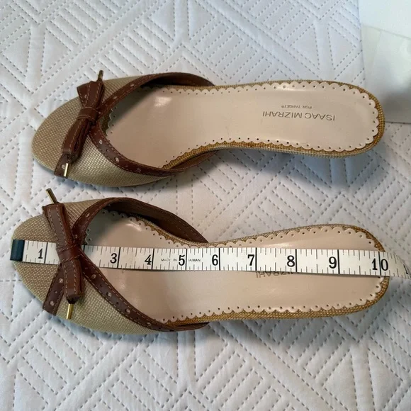 Isaac Mizrahi Brown and Tan Bow Kitten Heel Sandals Size 9 - Picture 10 of 11